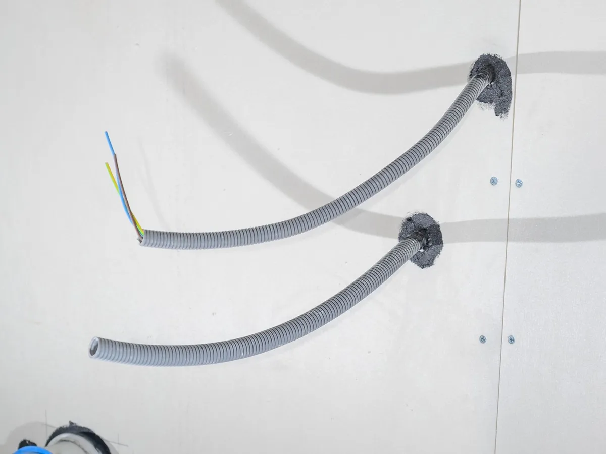 Så drar du tv kabel genom vägg utan att det syns